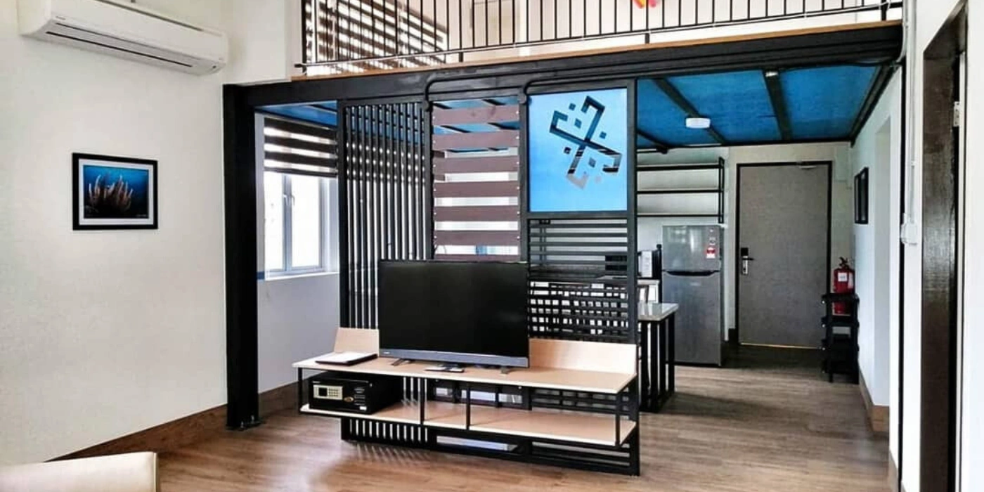 Open-concept living room and connected kitchen at Polaris Suite